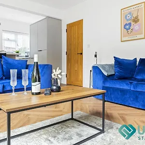 Apartment Spacious 4 Bedroom House - Near City Hospital, Sherwood, Clinton Street Market, Qmc & City Centre - Free Parking - Sleeps 8, Nottingham